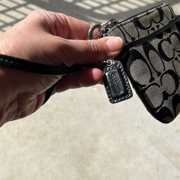 Coach Wristlet in great condition no damage black and tan interior light blue - Picture 4 of 6